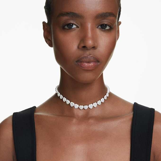Ariana Grande X Swarovski Κολιέ τύπου choker με μικτή κοπή, κρυστάλλινα μαργαριτάρια, καρδιά, λευκό, επιροδιωμένο Ariana Grande X Swarovski Κολιέ τύπου choker με μικτή κοπή, κρυστάλλινα μαργαριτάρια, καρδιά, λευκό, επιροδιωμένο