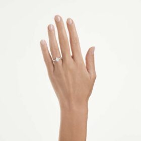 Δαχτυλίδι Eternity Solitaire με διαμάντια εργαστηριακής καλλιέργειας 1 καράτι συνολικά, σχήμα αχλαδιού, λευκόχρυσο 14K Δαχτυλίδι Eternity Solitaire με διαμάντια εργαστηριακής καλλιέργειας 1 καράτι συνολικά, σχήμα αχλαδιού, λευκόχρυσο 14K
