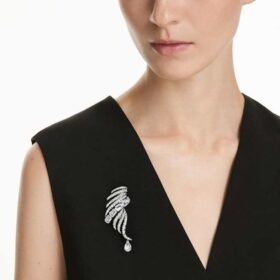 Καρφίτσα «Feather» της συλλογής Vienna, λευκή, επιμεταλλωμένη με ρουθήνιο