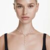 Κολιέ Ariana Grande X Swarovski Y με μικτή κοπή, κρυστάλλινο μαργαριτάρι, καρδιά, λευκό, επιροδιωμένο Κολιέ Ariana Grande X Swarovski Y με μικτή κοπή, κρυστάλλινο μαργαριτάρι, καρδιά, λευκό, επιροδιωμένο