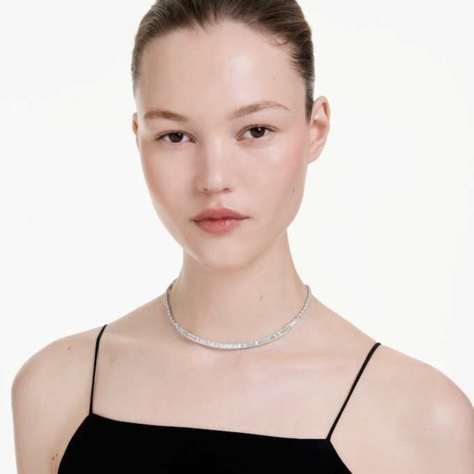 Κολιέ Matrix με κοπή μπαγκέτ, λευκό, επιχρυσωμένο με ρόδιο Κολιέ Matrix με κοπή μπαγκέτ, λευκό, επιχρυσωμένο με ρόδιο