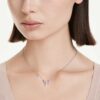 Κρεμαστό Ariana Grande X Swarovski με μικτή κοπή, λιβελλούλα, πολύχρωμο, επιροδιωμένο Κρεμαστό Ariana Grande X Swarovski με μικτή κοπή, λιβελλούλα, πολύχρωμο, επιροδιωμένο
