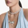 Κολιέ Ariana Grande X Swarovski με στρογγυλή κοπή, λουλούδι, λευκό, επιροδιωμένο Κολιέ Ariana Grande X Swarovski με στρογγυλή κοπή, λουλούδι, λευκό, επιροδιωμένο