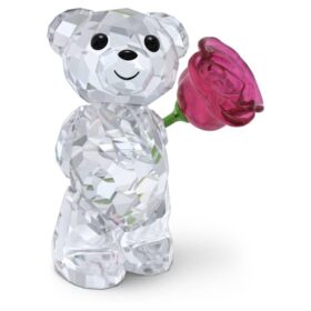 Kris Bear κρατά ένα τριαντάφυλλο με αγάπη