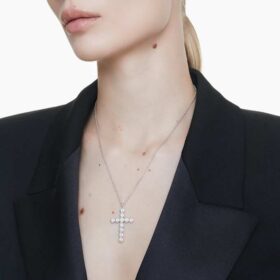 Μενταγιόν Insigne με μικτή κοπή, σταυρός, λευκό, επιροδιωμένο