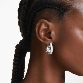 Σκουλαρίκια κρίκοι Ariana Grande X Swarovski με κρυστάλλινα μαργαριτάρια, κοπή μπαγκέ, λευκά, επιχρυσωμένα με ρόδιο