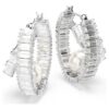 Σκουλαρίκια κρίκοι Ariana Grande X Swarovski με κρυστάλλινα μαργαριτάρια, κοπή μπαγκέ, λευκά, επιχρυσωμένα με ρόδιο