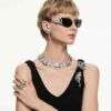Συλλογή «The Vienna Collection» – Σκουλαρίκια τύπου «Ear Cuff» με μοτίβο φτερού, λευκά, με επίστρωση ρουθηνίου Συλλογή «The Vienna Collection» – Σκουλαρίκια τύπου «Ear Cuff» με μοτίβο φτερού, λευκά, με επίστρωση ρουθηνίου