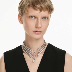 Το κολιέ τύπου choker «Feather» της συλλογής Vienna, λευκό, με επίστρωση ρουθηνίου Το κολιέ τύπου choker «Feather» της συλλογής Vienna, λευκό, με επίστρωση ρουθηνίου