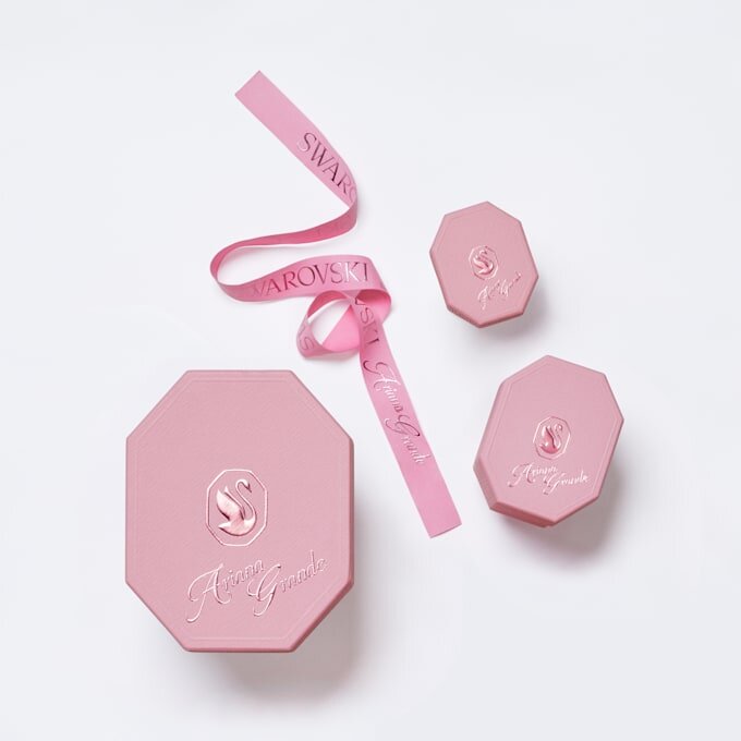 Ariana Grande X Swarovski Κολιέ τύπου choker με μικτή κοπή, κρυστάλλινα μαργαριτάρια, καρδιά, λευκό, επιροδιωμένο Ariana Grande X Swarovski Κολιέ τύπου choker με μικτή κοπή, κρυστάλλινα μαργαριτάρια, καρδιά, λευκό, επιροδιωμένο